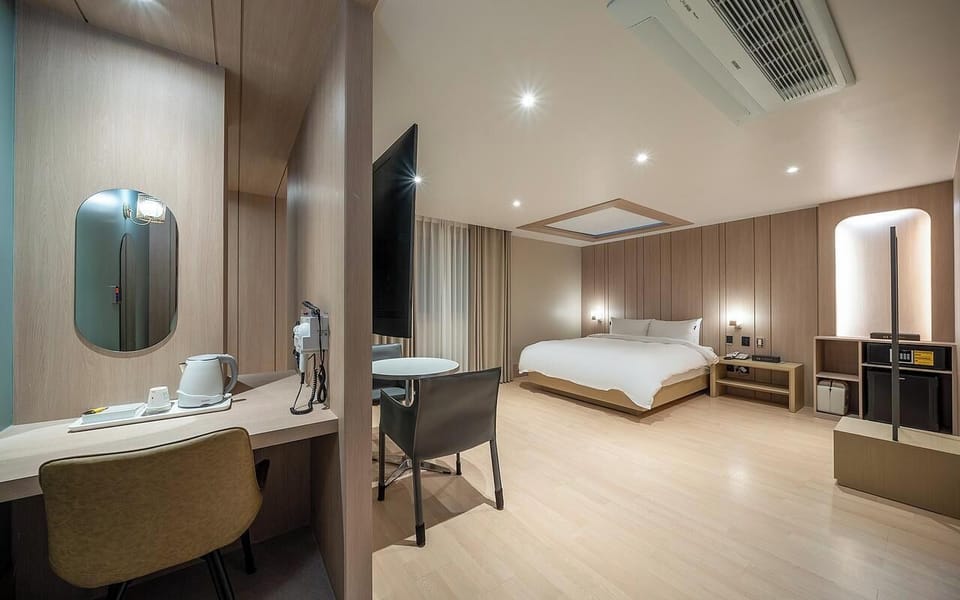 Avenue SKY View | Premium bedding, down comforters, in-room safe, free WiFi