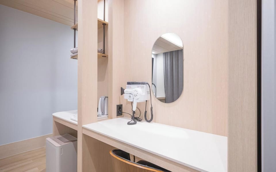 Premium bedding, down comforters, in-room safe, WiFi (free)