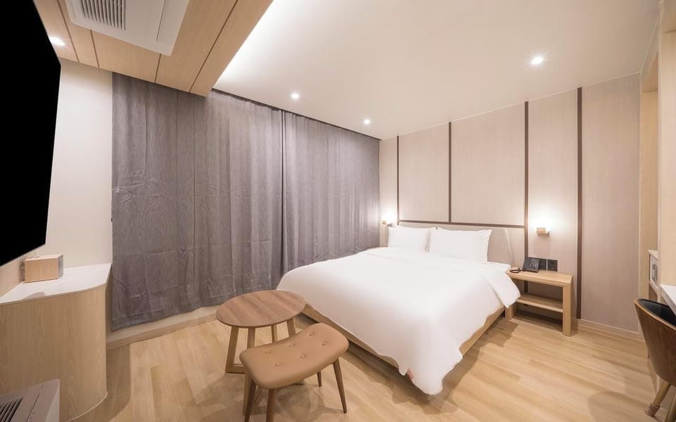 Premium bedding, down comforters, in-room safe, WiFi (free)