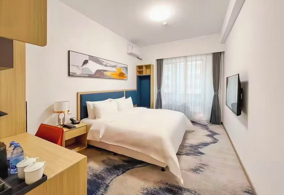 Apartment King Room | In-room safe, laptop workspace, blackout drapes