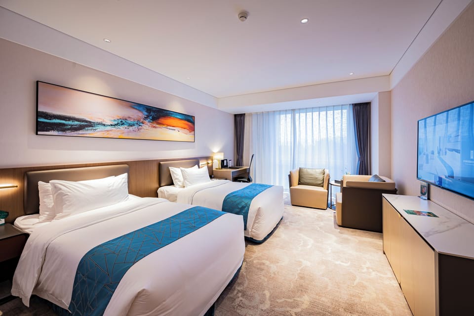 Deluxe Twin Room | In-room safe, laptop workspace, blackout drapes