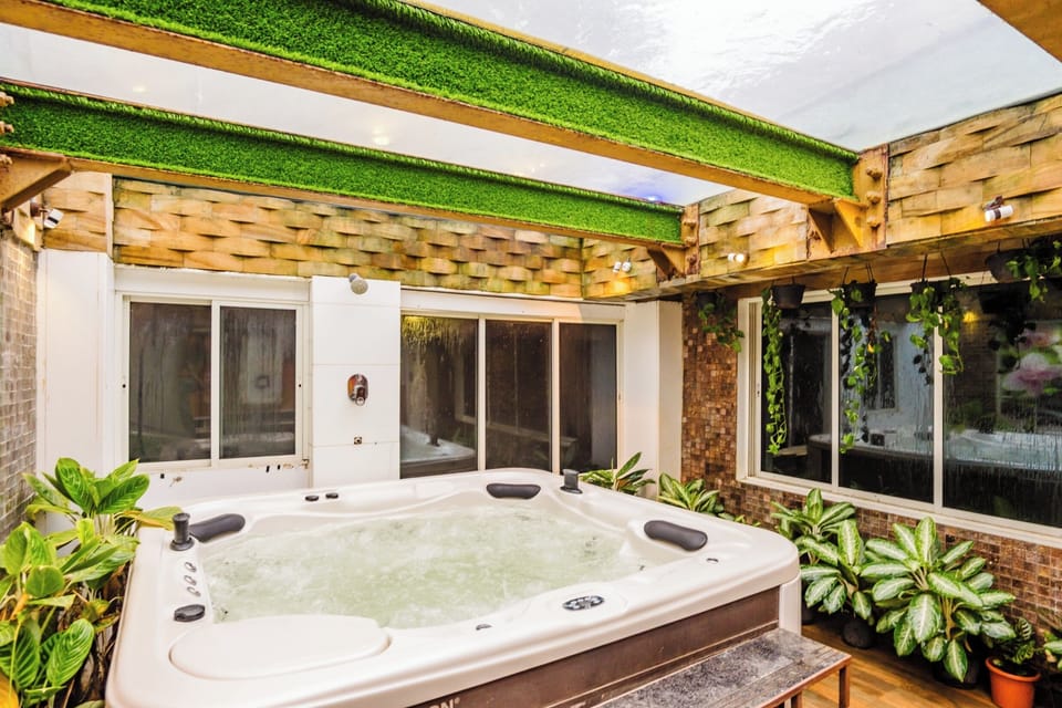 Indoor spa tub
