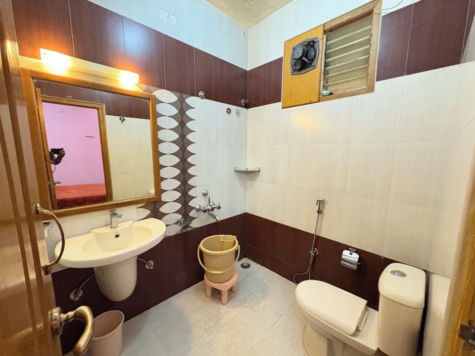 Deluxe Double Room, City View | Bathroom | Shower, free toiletries, towels