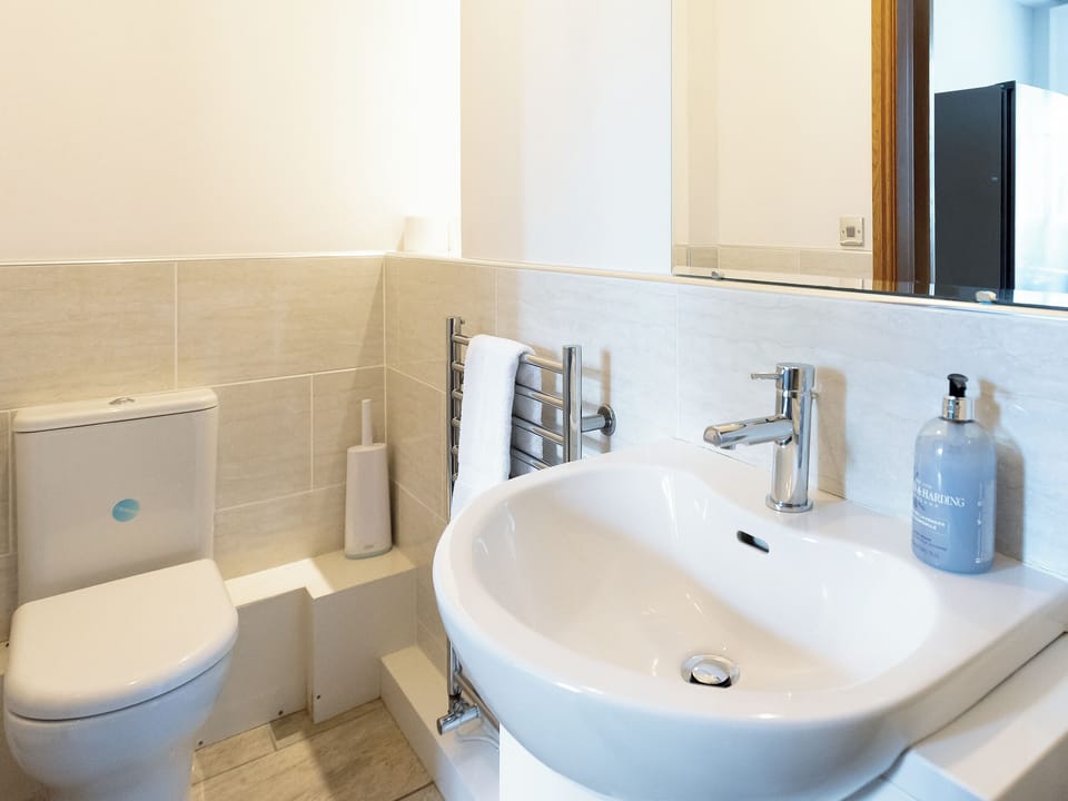 Bathroom | Heads Nook Hall Cottage, Brampton