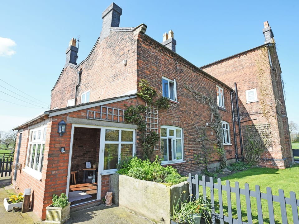 Exterior | The Snout & Snuggle, Malpas