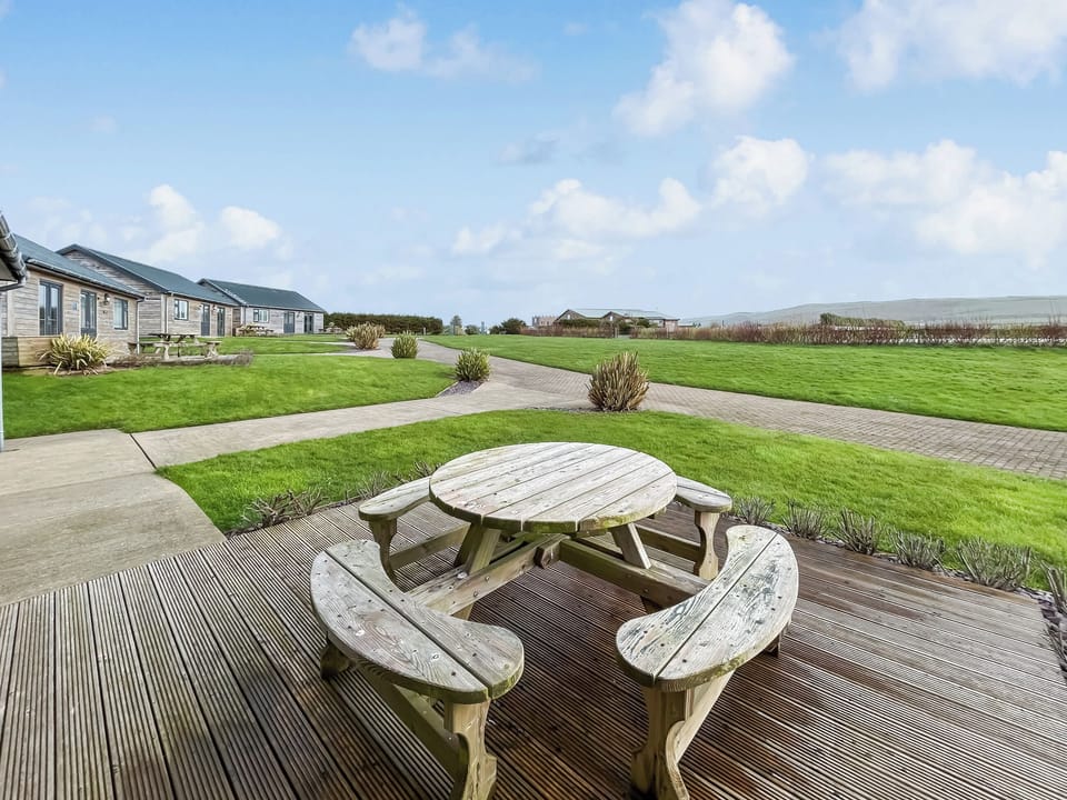 Sitting-out-area | Sunset Retreats - Primrose Lodge - Sunset Lakes Resort, Sunset Lakes