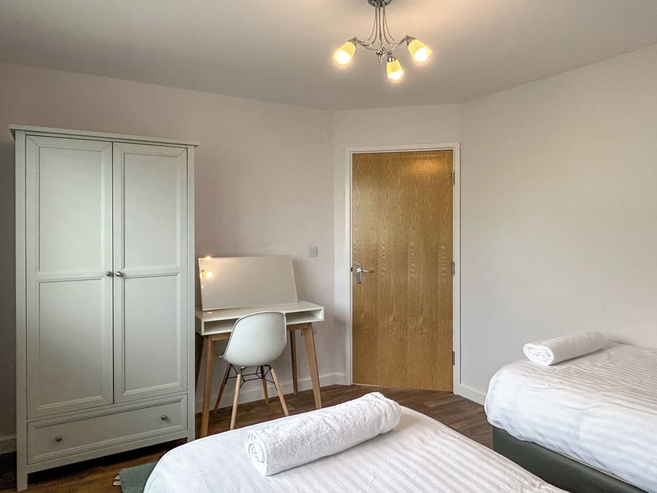 Twin bedroom | Sunset Retreats - Wisteria Lodge - Sunset Lakes Resort, Sunset Lakes