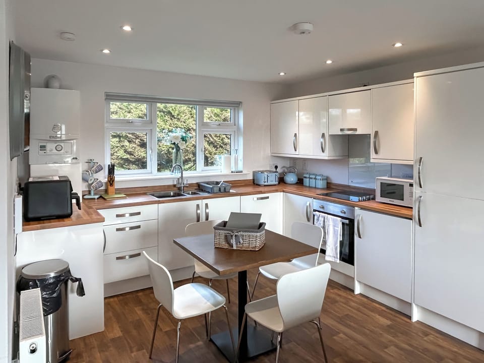Kitchen | Sunset Retreats - Fern Lodge - Sunset Lakes Resort, Sunset Lakes