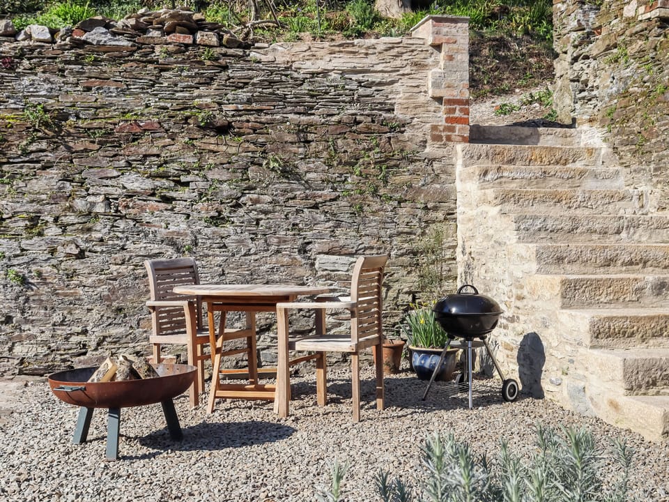 Sitting-out-area | Smelters Rest, Bere Alston