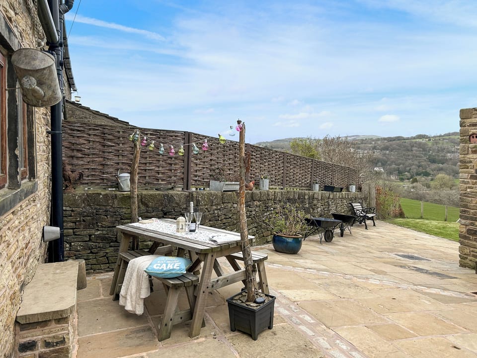 Sitting-out-area | The Owd House, Chisworth