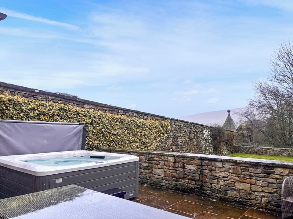 Hot tub | West House - Saddle Room, Leyburn