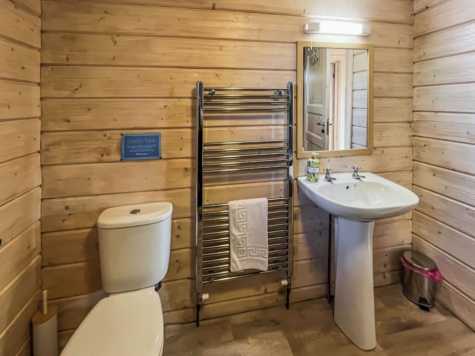 Bathroom | Skylark Lodge - Arbigland Farm, Dumfriesshire