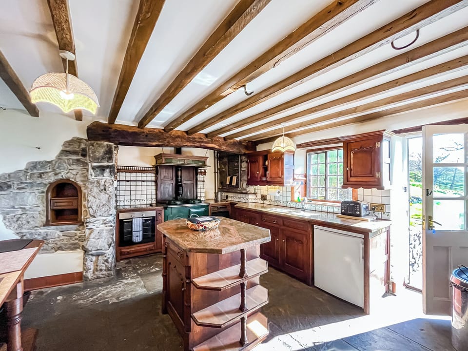 Kitchen | The Farmhouse - Panorama Cottages, Llangollen