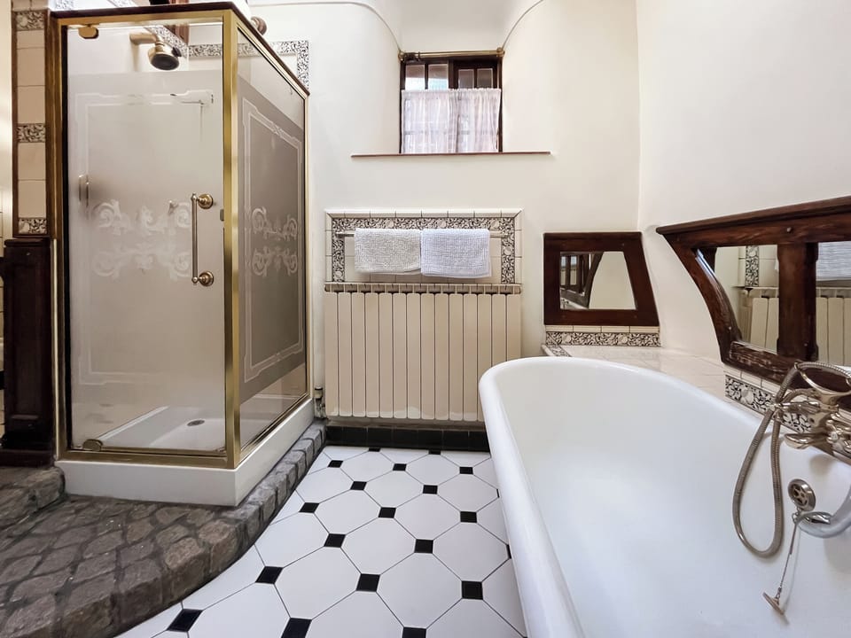 Bathroom | The Farmhouse - Panorama Cottages, Llangollen