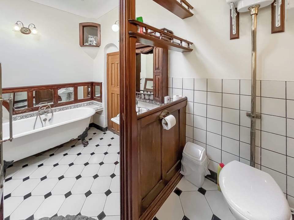 Bathroom | The Farmhouse - Panorama Cottages, Llangollen