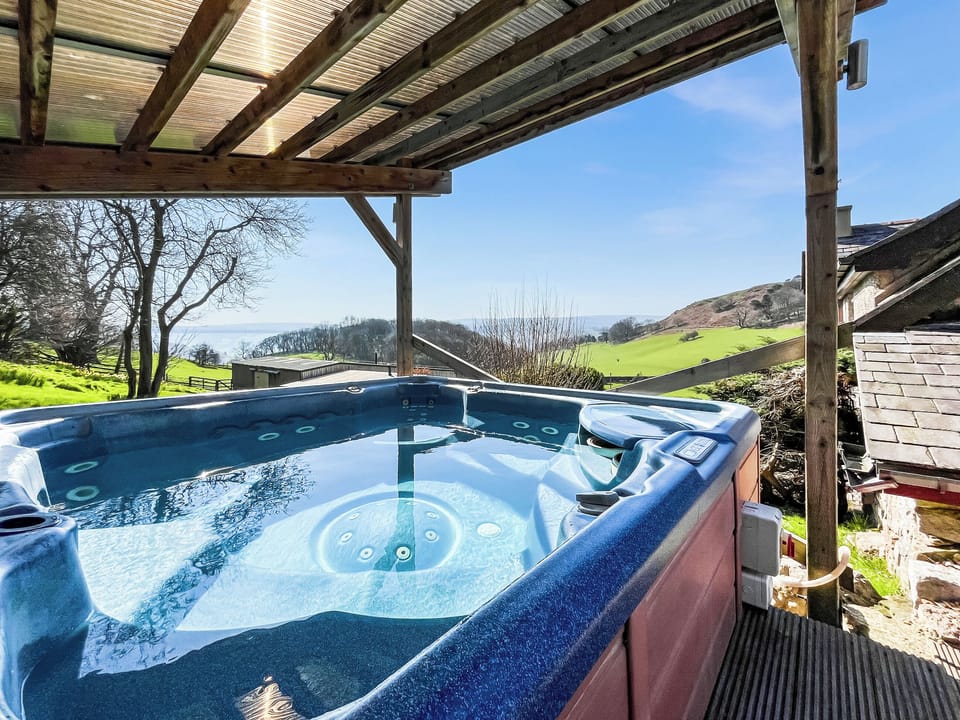 Hot tub | The Farmhouse - Panorama Cottages, Llangollen