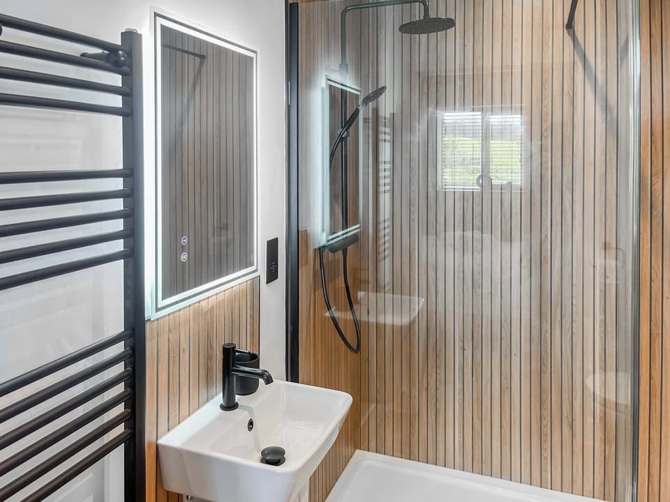 En-suite | Humble Bee Cottage, Llanarth, near New Quay