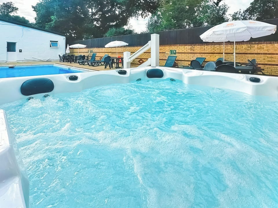 Hot tub | Gold Series - 3 - Fairway Holidays, Sandown