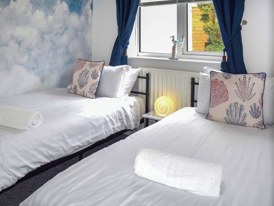 Twin bedroom | Sealands, Woolacombe