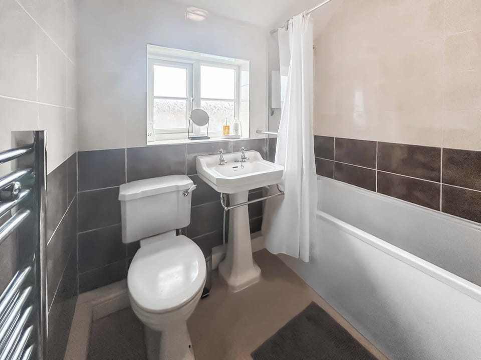 Bathroom | Walton Cottage, Walton On Trent