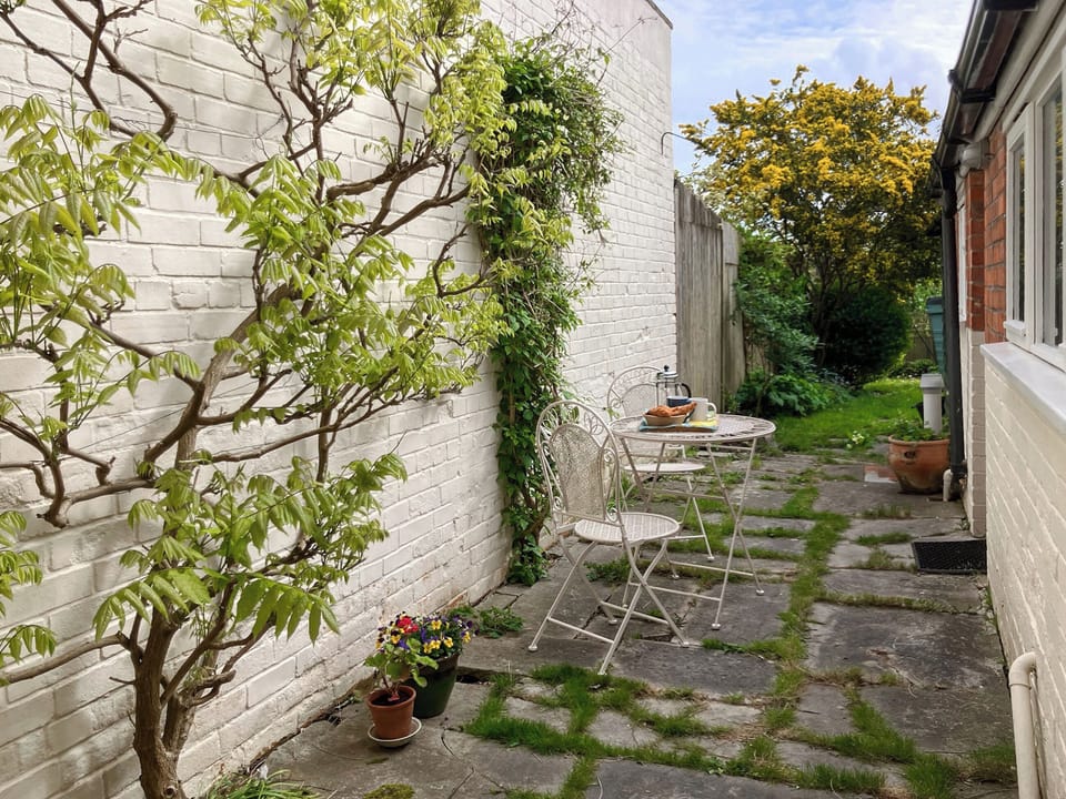 Sitting-out-area | Tor Path Cottage, Glastonbury