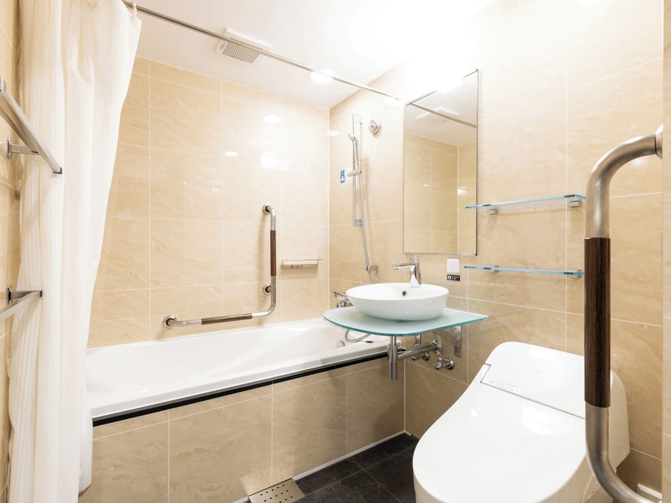 Deluxe Twin Room, Non Smoking | Bathroom | Combined shower/tub, free toiletries, hair dryer, slippers