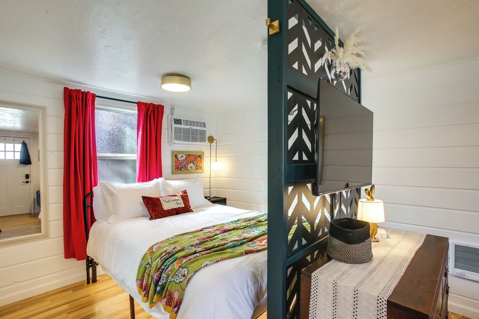 Studio | Queen Bed
