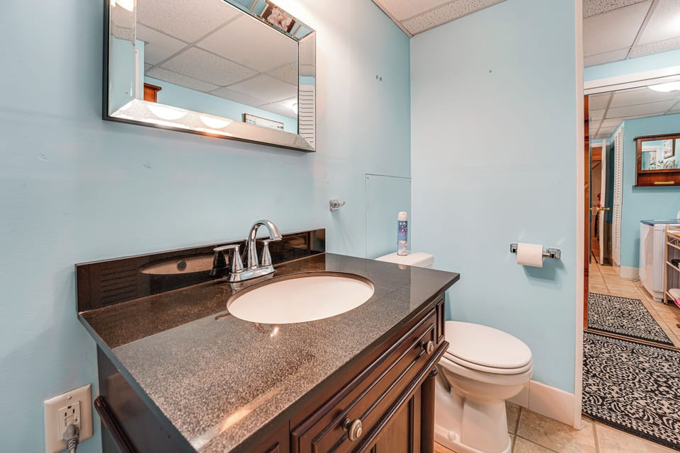 Studio | Full Bathroom