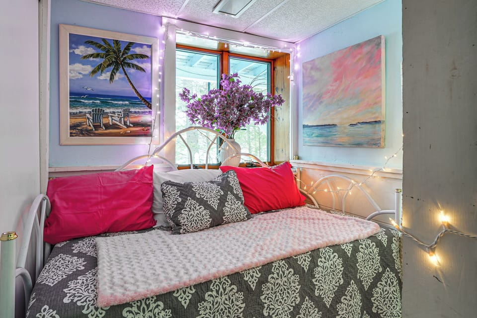 Studio | Sleeping Area | Queen Daybed