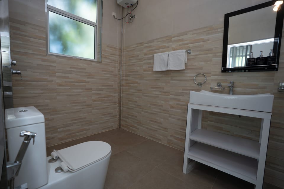 Deluxe Studio, Balcony | Bathroom | Hair dryer, towels, soap, shampoo