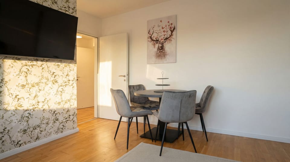 Basic Apartment | Dining