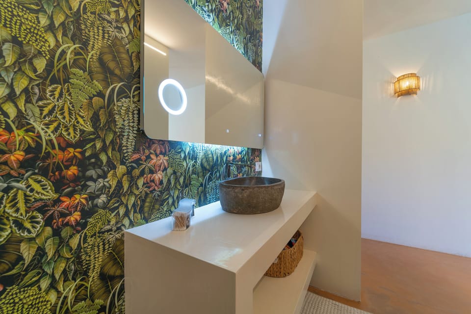 Suite | Bathroom | Towels, toilet paper