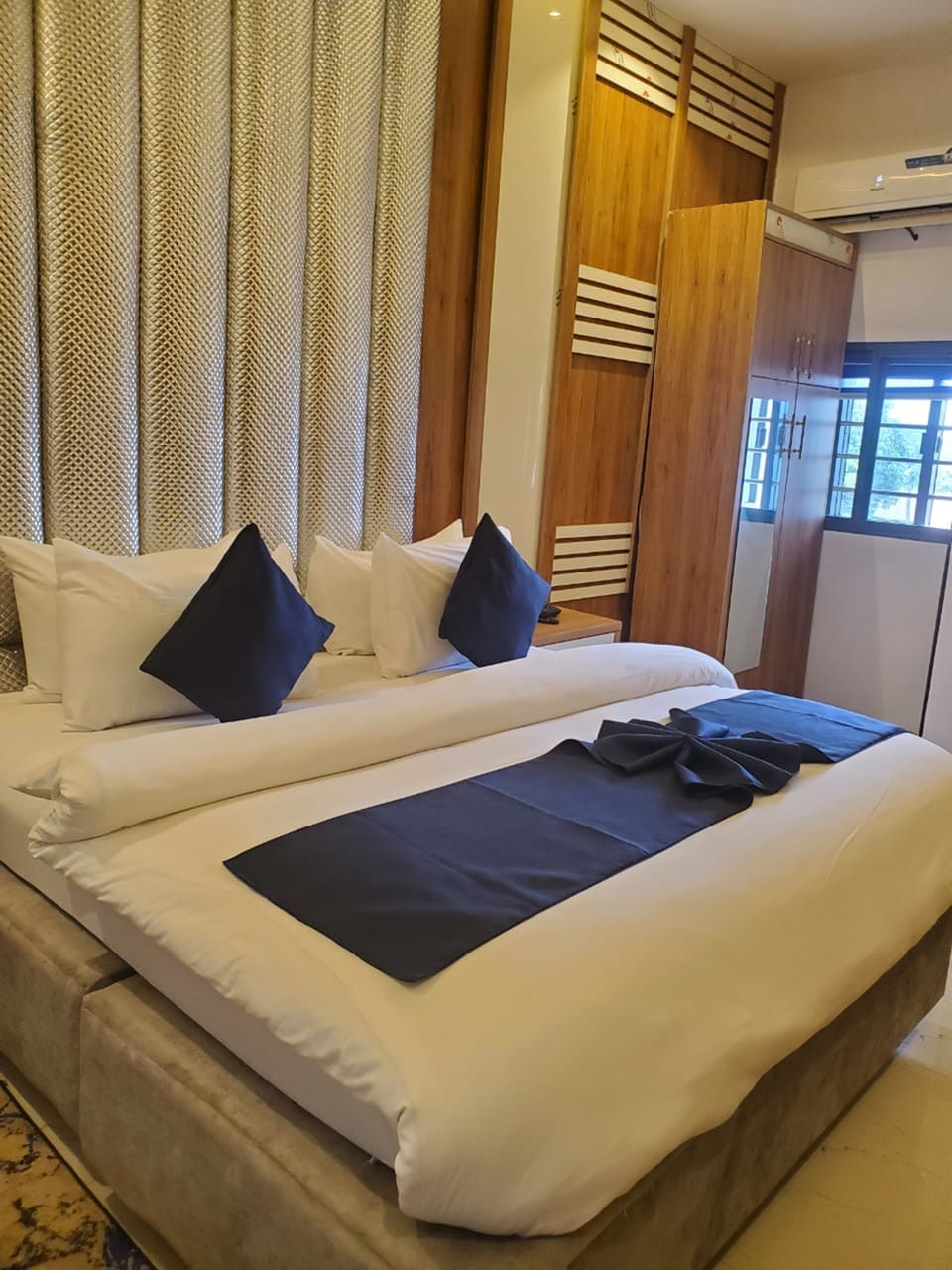 Suite | Desk, laptop workspace, free WiFi