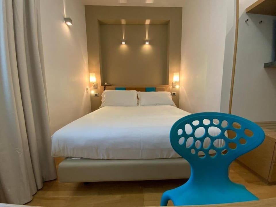 Desk, free WiFi, wheelchair access