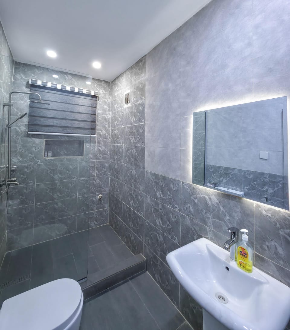 Economy Room, Balcony, City View | Bathroom | Free toiletries, towels, soap, shampoo