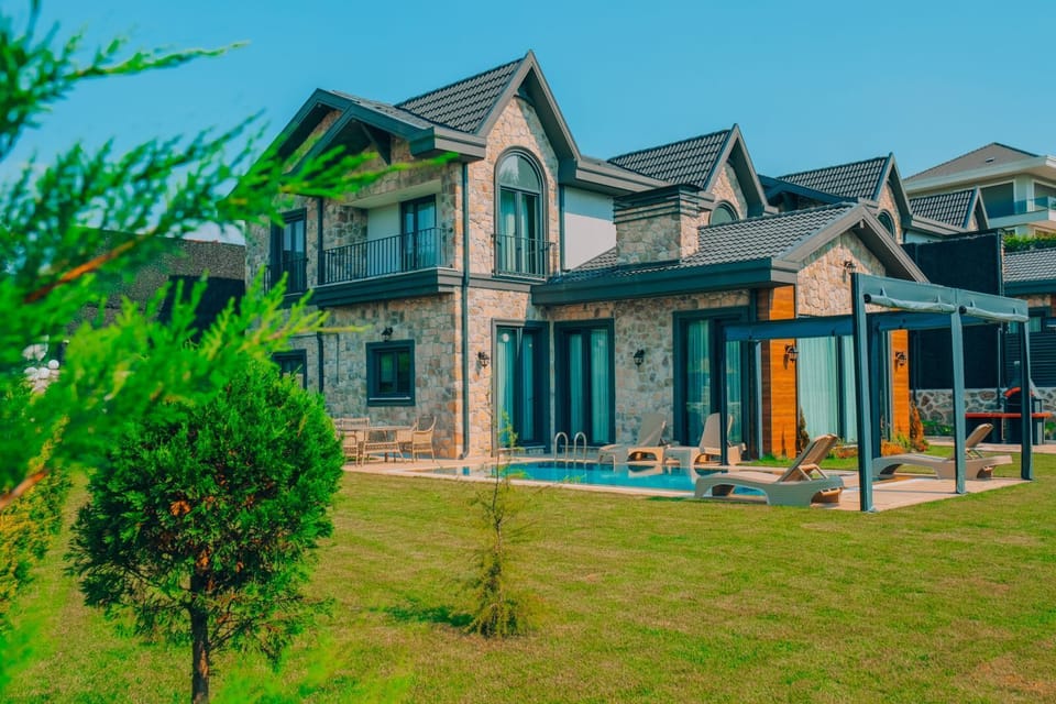 2 outdoor pools