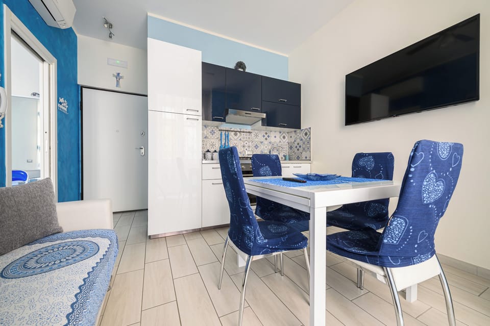 Apartment (1 Bedroom) | Living area | TV