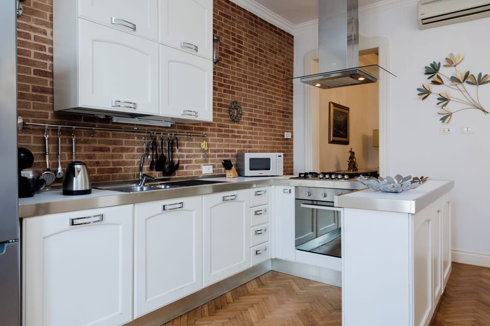 Apartment (3 Bedrooms) | Private kitchenette | Microwave, oven, electric kettle