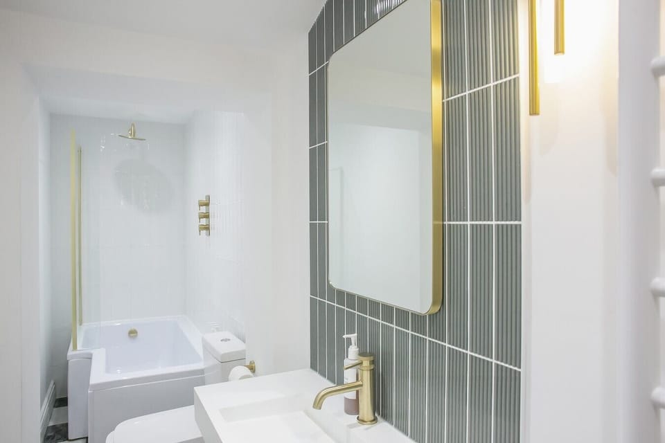 Full Bathroom 2