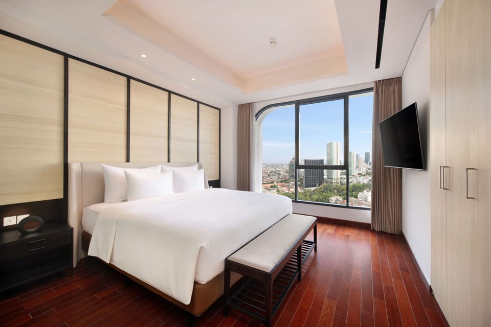Premium bedding, in-room safe, blackout drapes, soundproofing