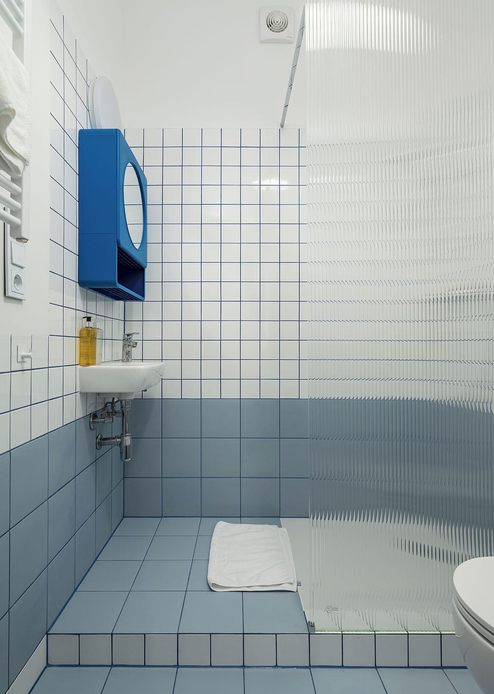 Studio Suite | Bathroom | Hair dryer, towels, soap, shampoo