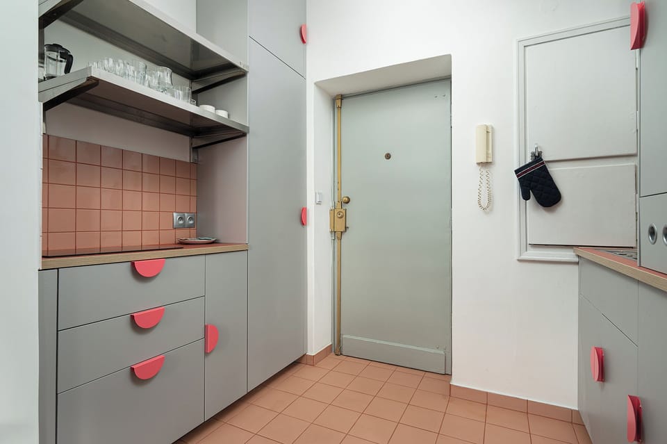 Studio Suite | Private kitchenette | Coffee/tea maker, fridge, stovetop, electric kettle