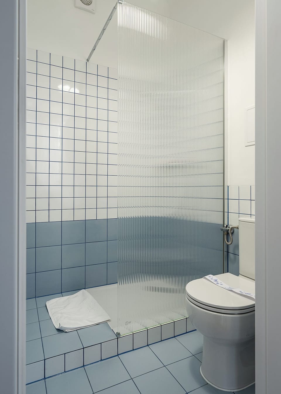 Studio Suite | Bathroom | Hair dryer, towels, soap, shampoo