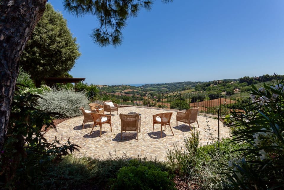 Villa Pietrarosa by MMega Villa in Marche