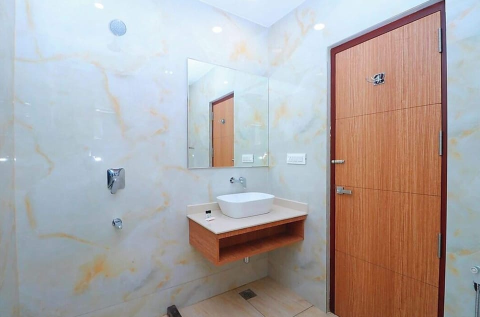 Double Room | Bathroom | Shower, soap, shampoo, toilet paper