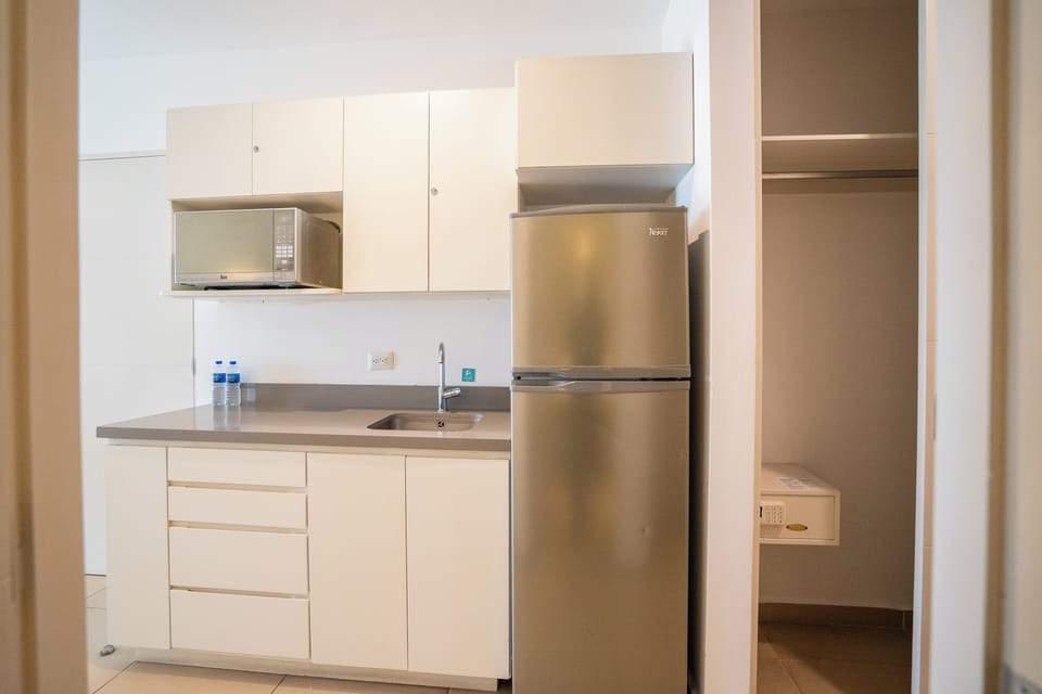 Full-size fridge, microwave, oven, coffee/tea maker