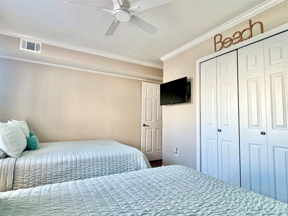 Bedroom w/2 Queen beds & TV