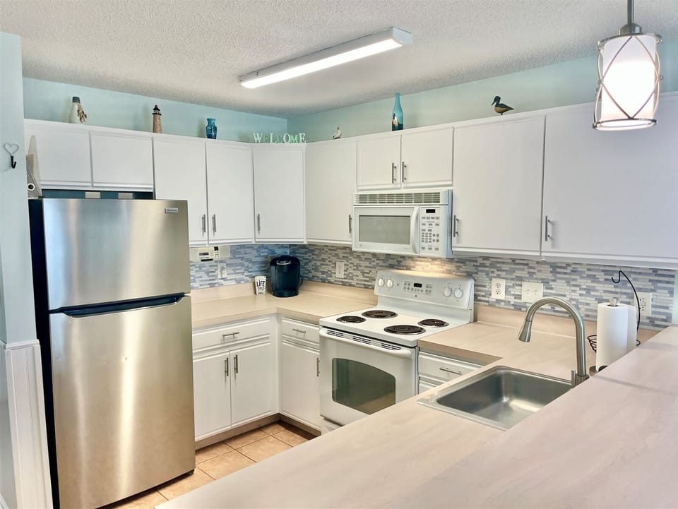 Kitchen with breakfast bar