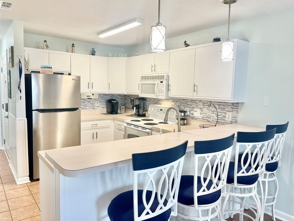 Breakfast Bar w/ Seating for Four