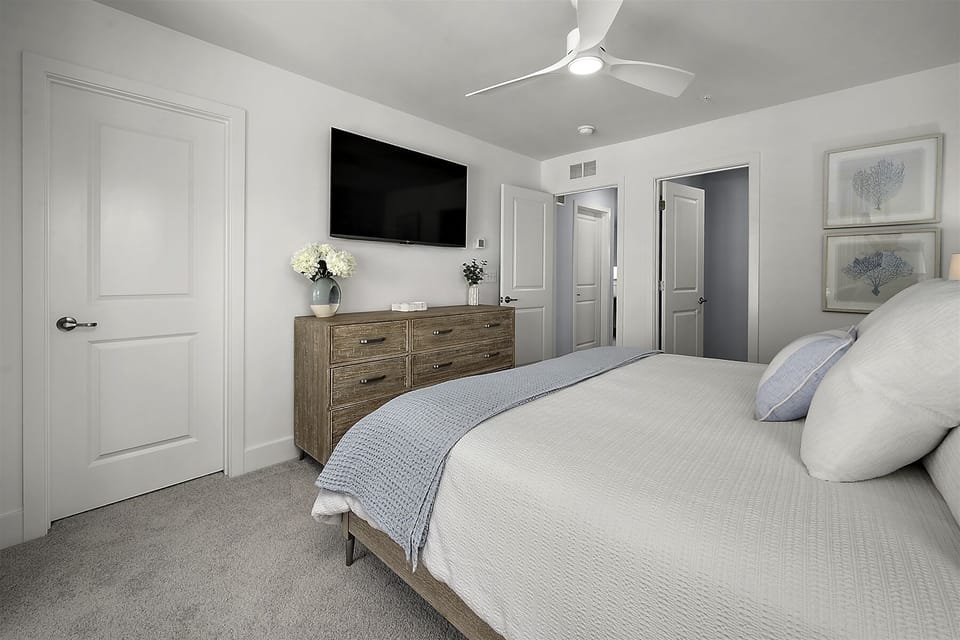 Bedroom 3 w/King bed